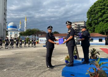 YAHAYA Othman (dua, kanan) menyampaikan sijil penghargaan kepada anggota polis pada Perhimpunan Bulanan Ketua Polis Pahang Disember 2023 di Ibu Pejabat Polis Kontinjen (IPK) Pahang di Kuantan, Pahang. - UTUSAN/NORHAFIZAN ZULKIFLI