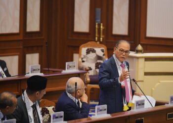 WAN ROSDY Wan Ismail ketika menjawab soalan berkaitan Projek Bekalan Air Pahang pada sidang Dewan Undangan Negeri (DUN) di Wisma Sri Pahang di Kuantan, Pahang.