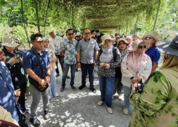 MOHD. SHAHRIR MOHD. ALI (tiga dari kiri) turut menyertai lawatan ke Desaru Fruit Farm di Bandar Penawar, Kota Tinggi.