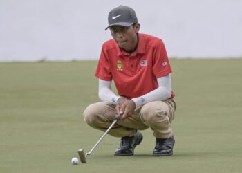 WAN HASNUL DANIEL Wan Omar memberi tumpuan untuk melakukan putting, muncul pendahulu bersama di Kejohanan Golf Amatur Malaysia Edisi Ke-119 di Kelab Golf Tiara & Country, Melaka. - UTUSAN/AMRAN MULUP