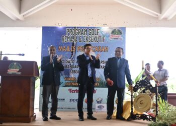 AZHAR Arshad (kanan) memalu gong sebagai simbolik perasmian Program Golf Remaja dan Eksekutif di Penang Golf Resort, Bertam, Pulau Pinang hari ini, sambil diperhatikan  Ahmad Nor Sabu (tengah) dan Sahul Hameed Muhamed Sultan (kiri).  - Pic: IQBAL HAMDAN