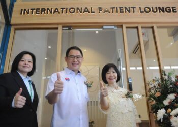 LING TIAN SOON (tengah) bersama Ketua Pegawai Eksekutif Hospital Regency, Serena Yong (kanan) dan Timbalan Pengarah Pemasaran Antarabangsa, Quek Choon Yen (kiri) sempena perasmian International Patient Lounge di Hospital Regency, Pasir Gudang.