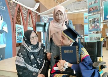 MOHAMMAD IZZAT HANAFI berbual dengan ibunya, Zainal Othman dan ibu saudaranya, Azizah Rabu (kiri) selepas menerima diploma pada Majlis Konvokesyen UTHM Ke-23 di Dewan Sultan Ibrahim, UTHM di Batu Pahat.