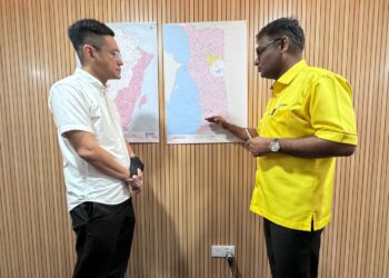 ZAIRIL Khir Johari (kiri) mendengar penerangan daripada K. Pathmanathan mengenai ganguan bekalan air yang bakal dihadapi pengguna pada awal Januari depan dalam sidang akhbar di George Town, Pulau Pinang, hari ini.