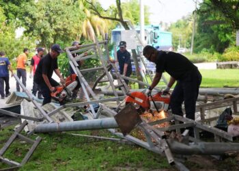 ANGGOTA penguat kuasa MBSP merobohkan binaan tanpa kebenaran (BTK) dalam operasi penguatkuasaan di Taman Cengal, Butterworth, Pulau Pinang, semalam.