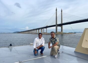 V. SASEDHARAN (kiri) ketika melancarkan pakej pelancongan terbaharu Penang Bridge Sunset Cruise, di George Town, Pulau Pinang, semalam. -  Pix: SITI NUR MAS ERAH AMRAN