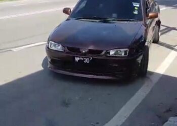 TANGKAP layar video berdurasi 27 saat yang memaparkan pemandu kereta melanggar penunggang motosikal di Tasek Gelugor, Pulau Pinang, hari ini. - SUMBER MEDIA SOSIAL