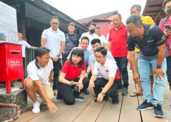 LIM Hui Ying (tengah) meninjau kerja-kerja  menaik taraf papan di Jeti Chew dan Jeti Lim, di George Town, Pulau Pinang, hari ini.