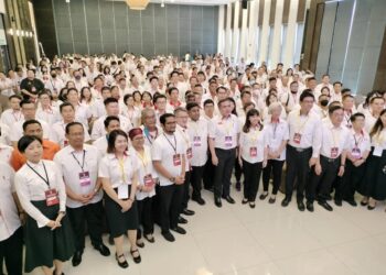 ANTHONY LOKE (tengah) bergambar bersama-sama pemimpin dan ahli DAP yang menghadiri Konvensyen DAP Johor di Kluang.