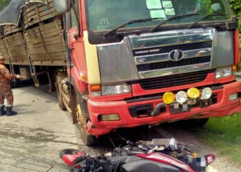 KEADAAN motosikal mangsa yang maut bertembung dengan treler semasa konvoi bermotosikal di hadapan Klinik Desa Bukit Mor, Muar.