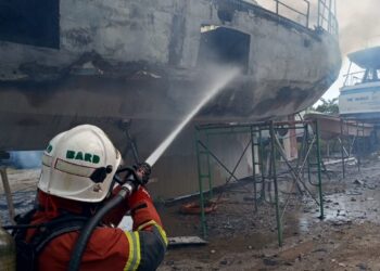 SEBUAH kapal persiaran yang sedang dibaiki musnah dalam kebakaran dalam kejadian di Limbongan Batu Maung, Bayan Lepas, Pulau Pinang, hari ini. - PIC: IHSAN BOMBA