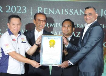 MOHAMAD FAZLI MOHAMAD SALLEH (dua dari kanan) dan Hamdan Mohamed menyaksikan majlis penyampaian sijil MBOR daripada Edwin Yeoh (kiri) kepada Muhamad Faizal Aliar di Hotel Renaissance, Permas Jaya, Johor Bahru.