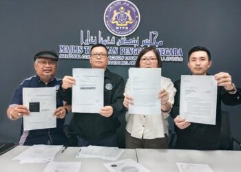 ALSTON Tan Chaw Xian (kanan) bersama Lim Saw Yong (dua dari kanan) menunjukkan laporan polis dan surat aduan kepada Gabenor BNM dalam sidang akhbar di Kota Laksamana, Melaka. - UTUSAN/MUHAMMAD SHAHIZAM TAZALI