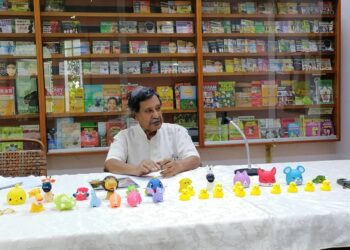 MOHIDEEN Abdul Kader dalam sidang akhbar di Pejabat CAP, George Town, Pulau Pinang hari ini mengenai alat permainan plastik yang disyaki mengandungi bahan kimia beracun iaitu parafin berklorin.
