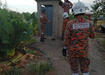 ANGGOTA bomba mengeluarkan mayat seorang pekerja ladang yang maut selepas dipercayai terjatuh di dalam sebuah tandas di ladang tanaman di Ara Kuda, Butterworth, Pulau Pinang, pagi tadi. - Pic: IHSAN BOMBA
