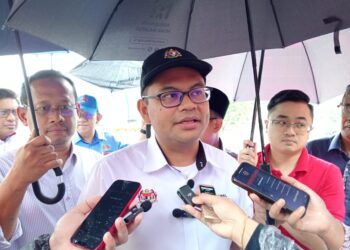 AKMAL NASRULLAH MOHD. NASIR  ditemui selepas meninjau keadaan rumah pam di Kampung Mohd. Amin, Johor Bahru.