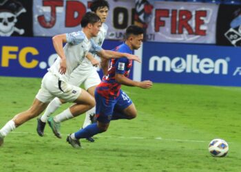 PEMAIN JDT, Arif Aiman Hanapi melarikan bola walaupun diasak oleh pertahanan BG Pathum United pada perlawanan Liga Juara-Juara Asia di Stadium Sultan Ibrahim, Iskandar Puteri.