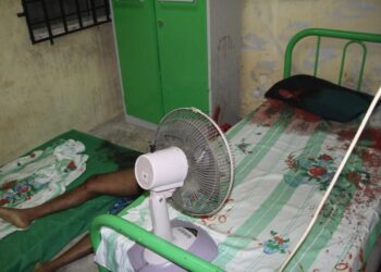MAYAT Mohammad Sobuj terbaring berhampiran katilnya akibat dibunuh rakan senegaranya menggunakan pisau pemotong daging di Flat Haji Manan, Kluang.