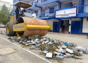 POLIS daerah ini melupuskan barangan elektronik yang merupakan mesin dan alatan digunakan untuk melombong Bitcoin di pekarangan bangunan Blok B, Ibu Pejabat Polis Daerah (IPD) di Kuantan, Pahang. - UTUSAN/NORHAFIZAN ZULKIFLI