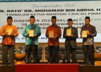 MOHAMAD Abdul Halim (tengah) ketika merasmikan Seminar Isu Kefatwaan Zakat 2023 (SIFZA 3.0) dan meluncurkan Buku Isu Zakat Kontemporari di Kepala Batas, Pulau Pinang, baru-baru ini. - Pix: SITI NUR MAS ERAH AMRAN