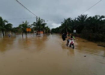 KEADAAN banjir yang berlaku selepas hujan lebat berterusan sejak dua hari lalu di
PPSK Felcra Gunung Menerong di Kampung Menerong, Hulu Terengganu, hari ini. - UTUSAN/NOOR HAYATI MAMAT
