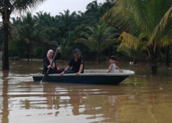 PENDUDUK mengambil peluang menaiki sampan meninjau banjir di Projek Penyusunan Semula Kampung (PPSK) Felcra Gunung Menerong, Hulu Terengganu. - UTUSAN/NOOR HAYATI MAMAT
