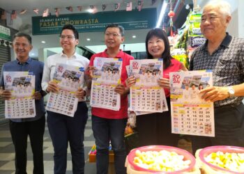 LIM Hui Ying (dua dari kanan) ketika mengedarkan kalendar 2024 kepada para peniaga di Pasar Chowrasta, George Town, Pulau Pinang, hari ini.