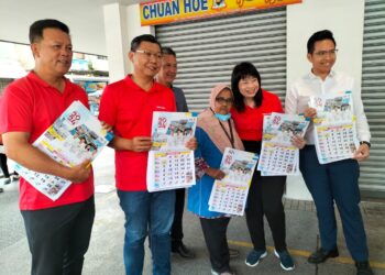 LIM Hui Ying (dua dari kanan) ketika mengedarkan kalendar 2024 kepada para peniaga dan orang ramai di Pasar Chowrasta, George Town, Pulau Pinang, hari ini.