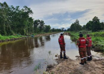 PASUKAN bomba meninjau keadaan lokasi kejadian lemas membabitkan remaja 14 tahun di tali air di Lorong Indera Sempurna 2 di Kuantan, Pahang. - FOTO IHSAN JBPM PAHANG