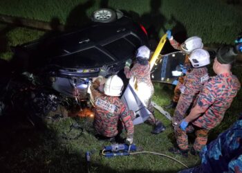 KEADAAN kemalangan membabitkan kereta jenis Perodu Myvi dengan BMW yang menyebabkan dua maut di Jalan Sungai Lokan, Butterworth, Pulau Pinang, awal pagi tadi.  - Pic: IHSAN BOMBA