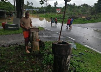 YAHYA Yasin menunjukkan sarang lebah kelulut yang diusahakannya di Kampung Paya Besar, Hulu Terengganu, hari ini. - UTUSAN/NOOR HAYATI MAMAT