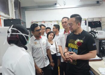 STEVEN Sim (kanan) ketika mengadakan lawatan kerja ke Hospital Bukit Mertajam, Pulau Pinang, hari ini.