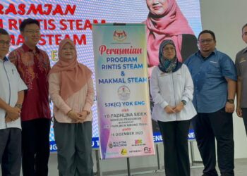 FADHLINA Sidek (tiga dari kiri) ketika merasmikan Program Rintis STEAM dan Makmal STEAM di SJKC Yok Eng di Sungai Udang, Nibong Tebal, Pulau Pinang, hari ini. - Pix: SITI NUR MAS ERAH AMRAN