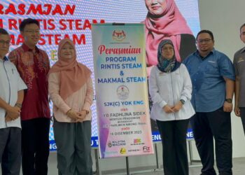 FADHLINA Sidek (tiga dari kiri) ketika merasmikan Program Rintis STEAM dan Makmal STEAM di SJKC Yok Eng di Sungai Udang, Nibong Tebal, Pulau Pinang, hari ini. - Pix: SITI NUR MAS ERAH AMRAN