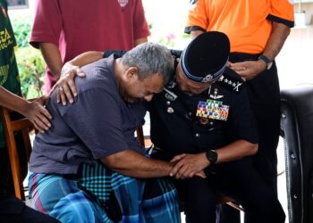 MOHD. Yusri Hassan Basri (kanan) menziarahi keluarga Muhammad Zaharif Affendi Muhd Zamrie pelajar yang maut dilanggar dalam kejadian di Taman Jati, Meru di Taman Chepor Sentosa di Ipoh hari ini. - UTUSAN/ZULFACHRI ZULKIFLI