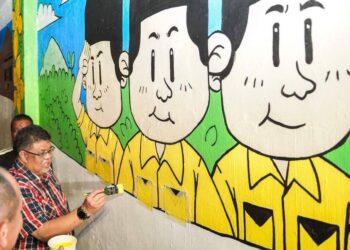 AB. RAUF Yusoh mengecat mural pada Program Mural Evolusi PDRM dan lawatan tapak Santai@Banda Hilir di Jalan Mahkamah, Banda Hilir, Melaka.
