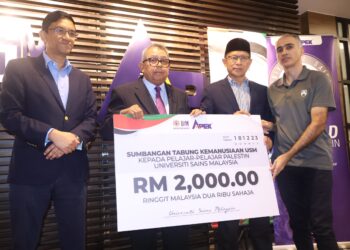 PENUNTUT warga Palestin, Majed F.S. Habib (kanan) menerima sumbangan RM2,000 yang disampaikan Awang Adek Hussain (dua dari kiri) sebagai tanda solidariti USM terhadap rakyat negara itu yang menjadi mangsa keganasan regim Israel ketika ini. - Pic: IQBAL HAMDAN