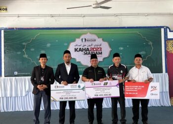 SHAIKH  Harun Shaikh Ismail (dua dari kanan) bersama wakil-wakil syarikat korporat yang membayar zakat perniagaan kepada MAIDAM di Kuala Terengganu, hari ini. - UTUSAN/KAMALIZA KAMARUDDIN