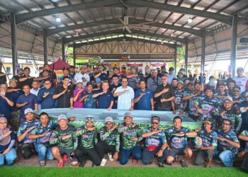 RAZALI Idris (tengah) bergambar bersama para peserta International Monsoon Casting Tournament 2023 di Tasik Kenyir, Hulu Terengganu, hari ini. - UTUSAN/PUQTRA HAIRRY ROSLI