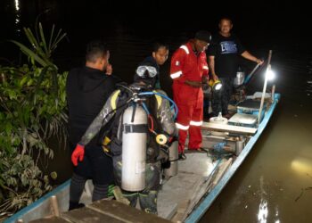 PAKAR penyelam komersial dari Port Klang bersiap sedia menjalankan siasatan kejadian paip sepanjang 1,350 milimeter yang pecah di dasar Sungai Perai, Pulau Pinang, semalam.