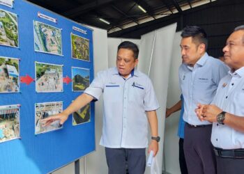 H'NG Mooi Lye (tengah) diberi penerangan mengenai projek pembangunan ISWMC pada Majlis Pecah Tanah Pembinaan Depoh Pembersihan Ampang Jajar, Pejabat Operasi Jabatan Landskap MBSP serta projek  berkenaan di Butterworth, Pulau Pinang, hari ini.