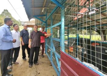 NUKMAN Hashim (kiri) melawat tapak cadangan pembinaan pusat pengumpulan hasil pertanian di Kampung Tanjung Putat, Hulu Terengganu, hari ini. - UTUSAN/NOOR HAYATI MAMAT