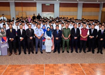 ABDULLAH Ali (depan, enam dari kanan) bergambar bersama 117 peserta kursus pada majlis penyampaian Sijil Perhebat kepada peserta negeri Pahang di Kompleks Dagangan Mahkota di Kuantan, Pahang. - UTUSAN/SALEHUDIN MAT RASAD