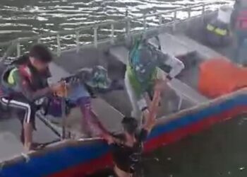TANGKAP layar video nelayan menyelamatkan seorang lelaki yang cuba membunuh diri dengan terjun dari Jambatan Pulau Pinang selepas dipercayai menetak seorang wanita sehingga maut dalam kejadian di Butterworth, semalam.