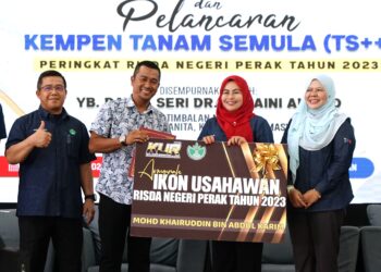 Mohd Khairuddin Abdul Karim (dua dari kiri) menerima Anugerah Ikon Usahawan Risda Negeri Perak Tahun 2023 yang disampaikan oleh Noraini Ahmad (dua dari kanan) pada Karnival Usahawan RISDA (KUR) dan Pelancaran Kempen Tanam Semula (TS++) Peringkat Negeri Perak di Arena Gerik. - UTUSAN/ZULFACHRI ZULKIFLI