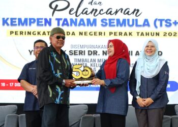 Hattan Sudin menerima Anugerah Depo Pemasaran Getah Terbaik pada Karnival Usahawan RISDA (KUR) dan Pelancaran Kempen Tanam Semula (TS++) Peringkat Negeri Perak di Arena Gerik. - UTUSAN/ZULFACHRI ZULKIFLI