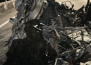 SEBUAH kereta Proton X50 musnah dalam kejadian kebakaran di Kilometer 12.2 Lebuh Raya Lingkaran Luar Butterworth (BORR), berhampiran susur Sungai Puyu, Pulau Pinang, pagi tadi. - Pic: IHSAN BOMBA