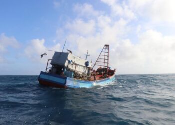 SEBUAH bot nelayan asing yang ditahan Maritim Malaysia dalam.Op Naga di perairan Kuala Terengganu, kelmarin.