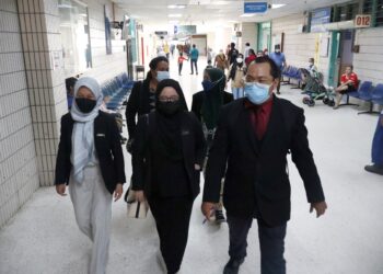 PERTUDUHAN terhadap seorang lelaki berusia 29 tahun yang didakwa membunuh seorang wanita yang juga ibu saudaranya dilakukan di Hospital Pulau Pinang (HPP), George Town, pagi ini.  - Pic: IQBAL HAMDAN