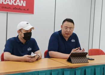 ANDREW Ooi (kanan) dalam sidang akhbar mengenai isu gangguan bekalan air di Pejabat Gerakan, George Town, Pulau Pinang, hari ini.